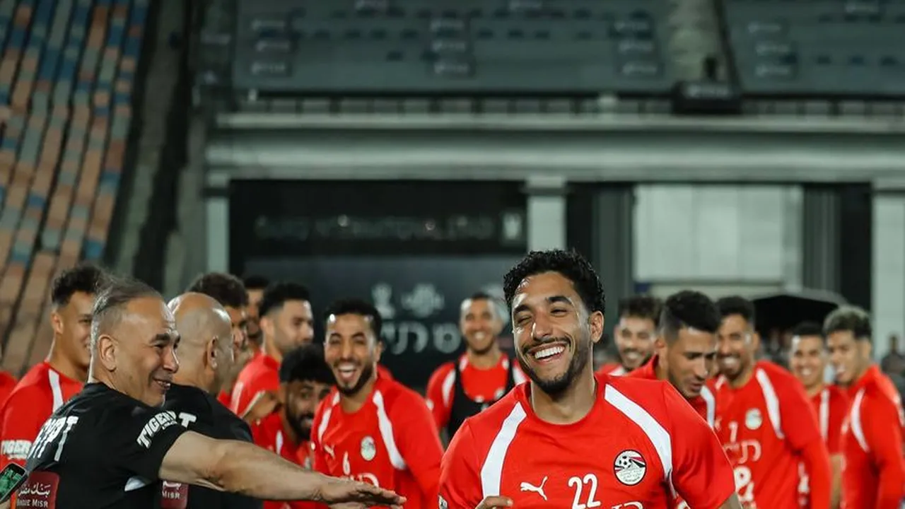 ممر شرفي في تدريب المنتخب الوطني احتفالاً بمرموش واللاعبين الجدد